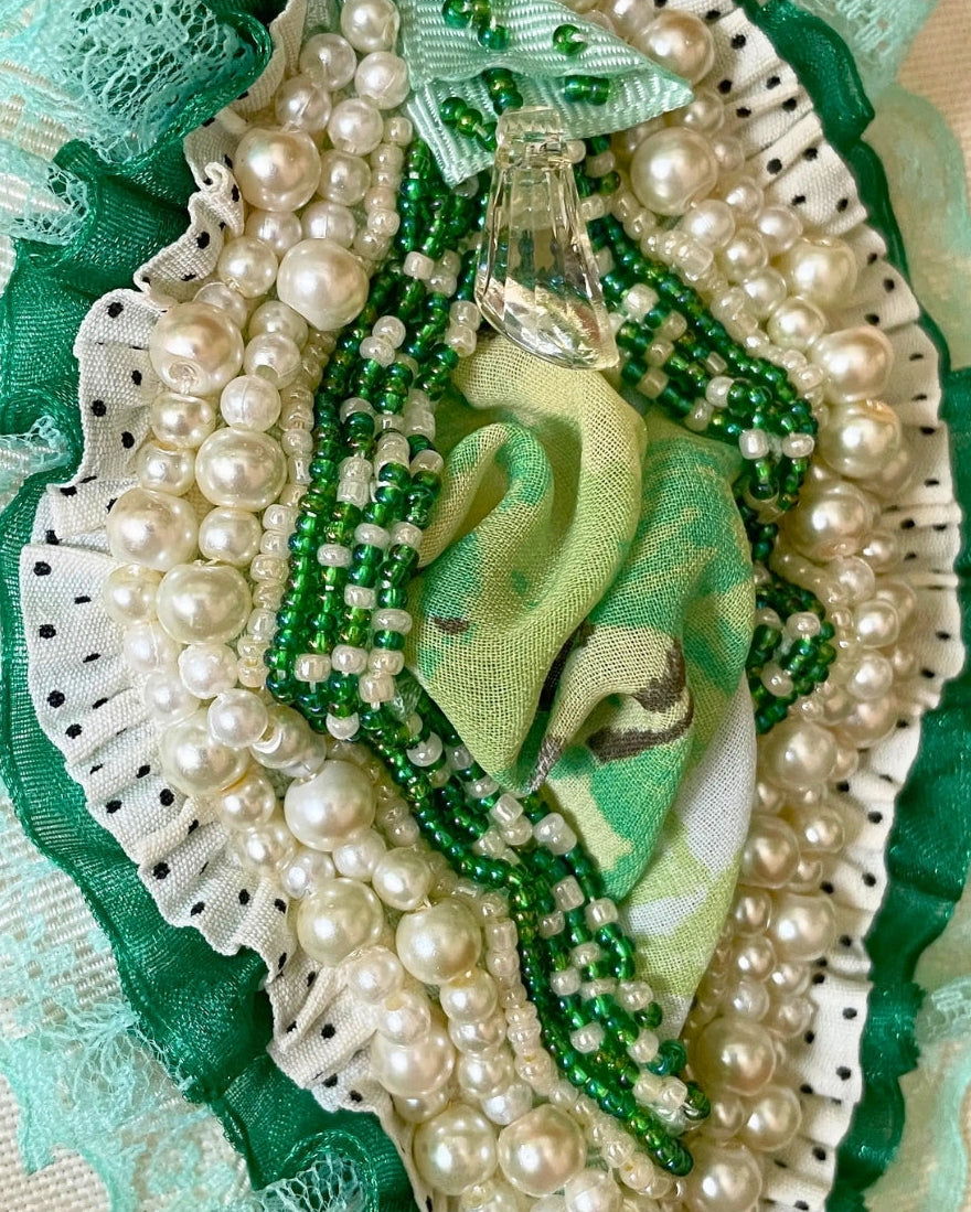 Emerald-Whimsy-wall-hangigng-embroidery-hoop